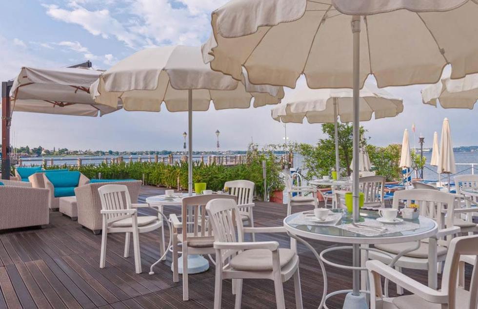 The terrace over the lake